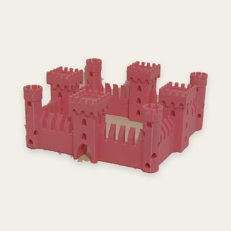 Wydruk 3D zamku z wieżami z różowego filamentu